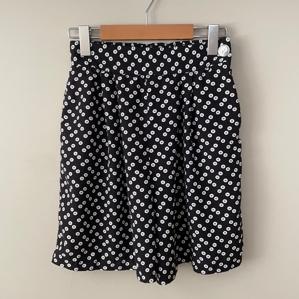 Vintage button pattern black and white shorts